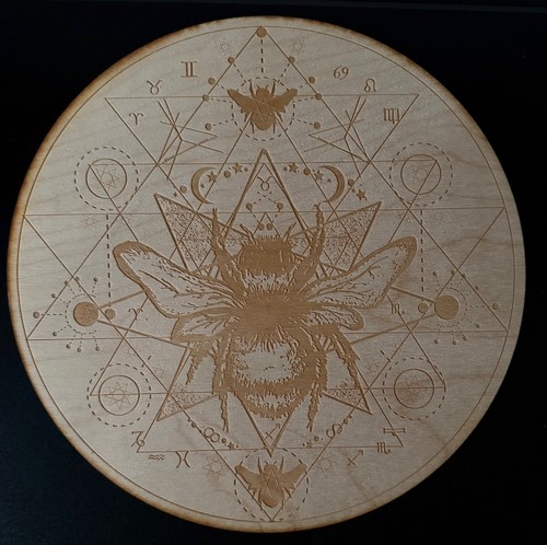 Large round engraved wood bee - large,